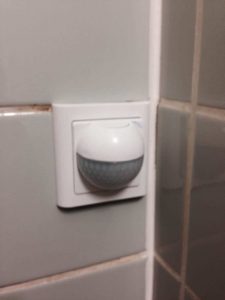Pir sensor monteret på badeværelse
